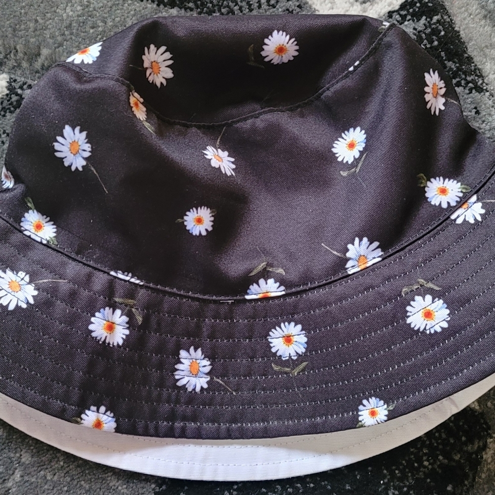 Reversible bucket hat